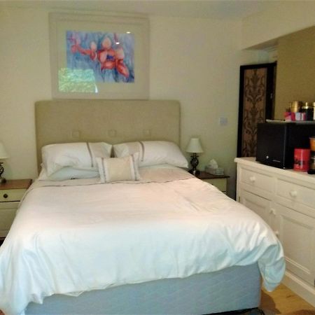 Bed and Breakfast Sunny Patch Страуд Экстерьер фото