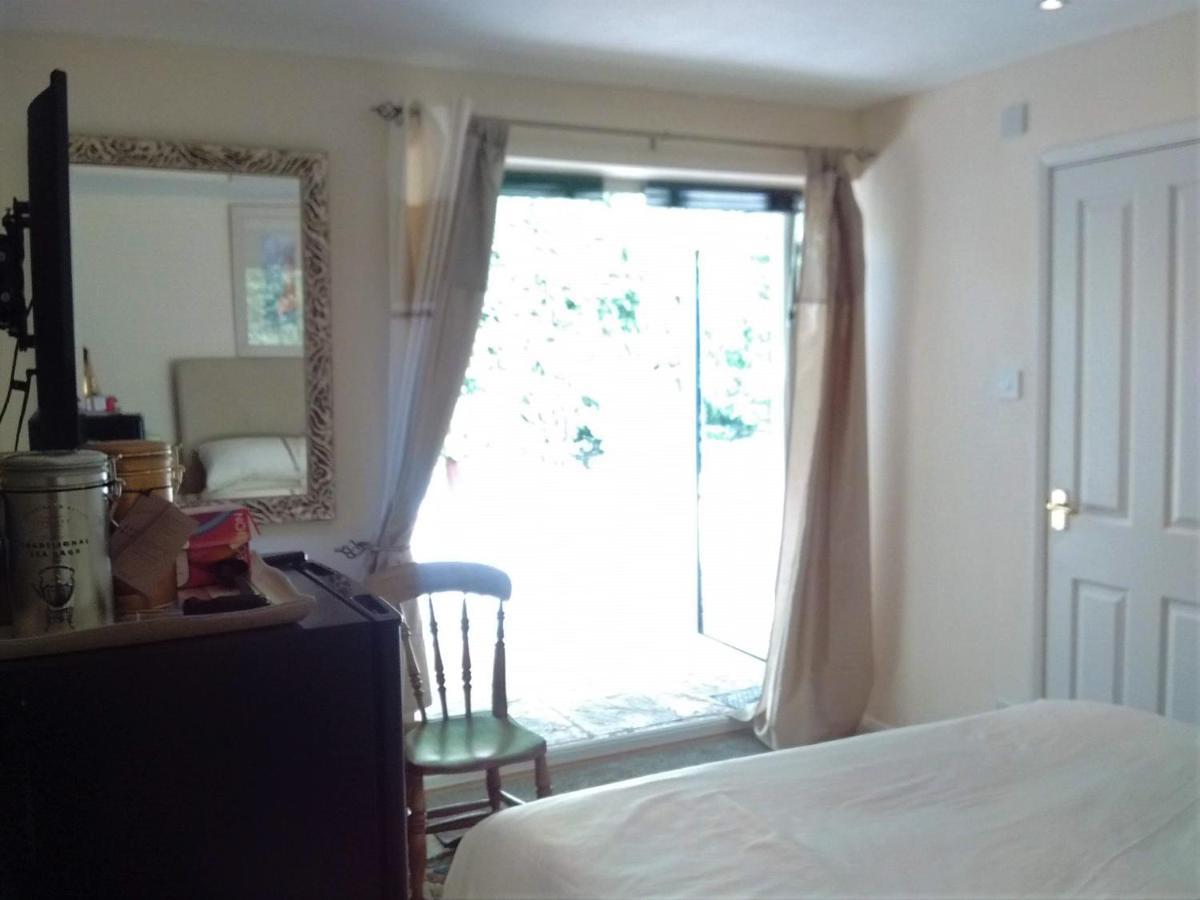 Bed and Breakfast Sunny Patch Страуд Экстерьер фото